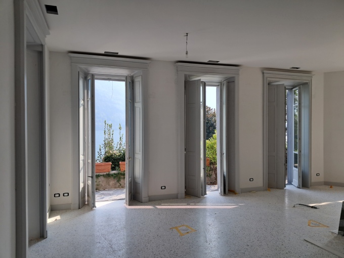 Restauro finestra con antescuri interni in Villa d'epoca sul lago di Como